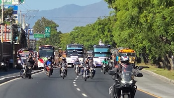 Transportistas paralizan vías hacia la capital y exigen veto a la ley de precios de combustibles, mientras se registran algunos bloqueos