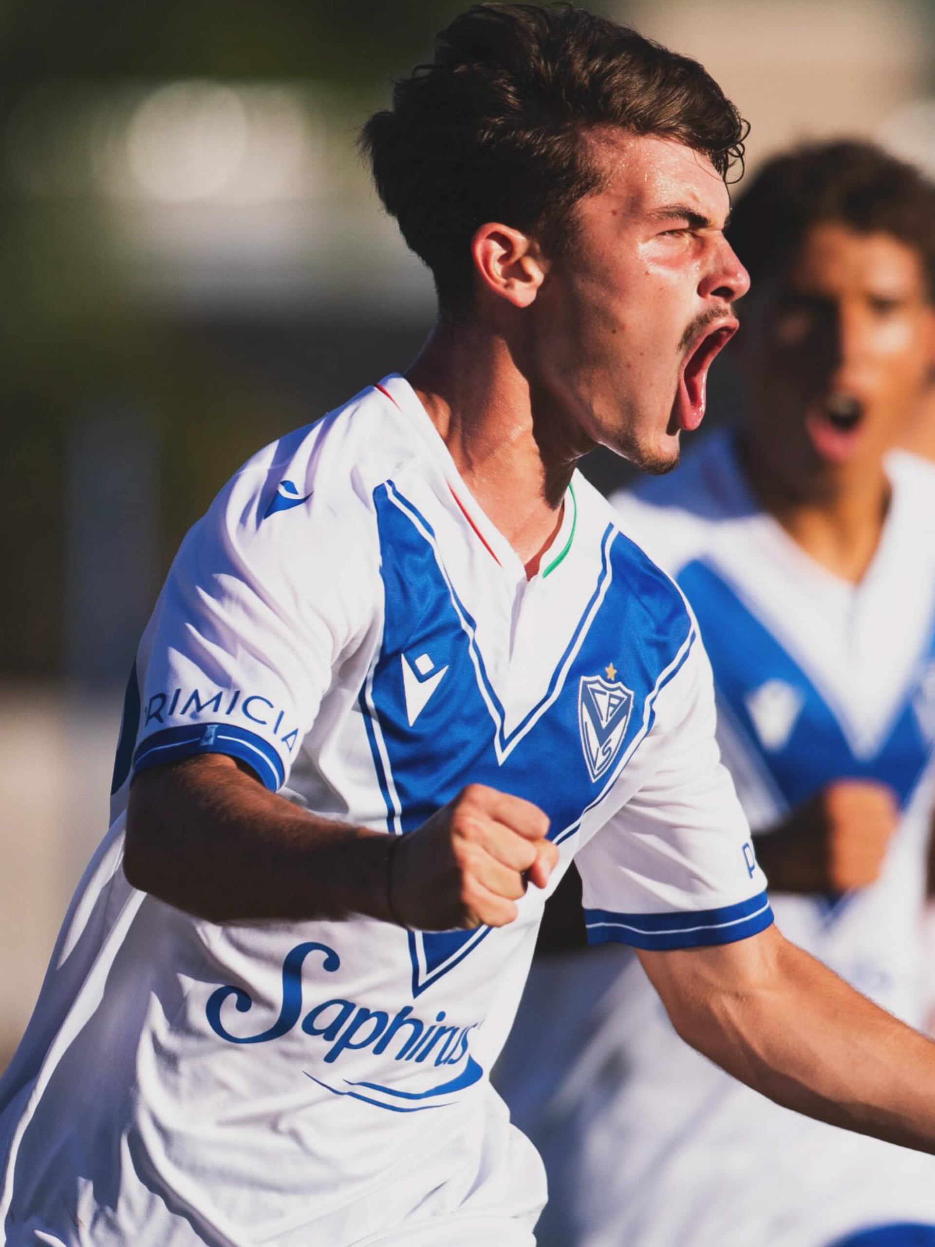 Juani Policella gritando un gol con la camiseta de Vélez. El club lo blindó hasta finales de 2027 con una cláusula de 15 millones de dólares (Instagram: juani__policella)