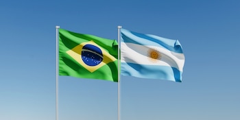 El avance de las exportaciones industriales y agroindustriales vuelve a poner el foco sobre la infraestructura logística del Mercosur y sobre la capacidad operativa de los pasos fronterizos entre Argentina y Brasil (Imagen: Shutterstock)