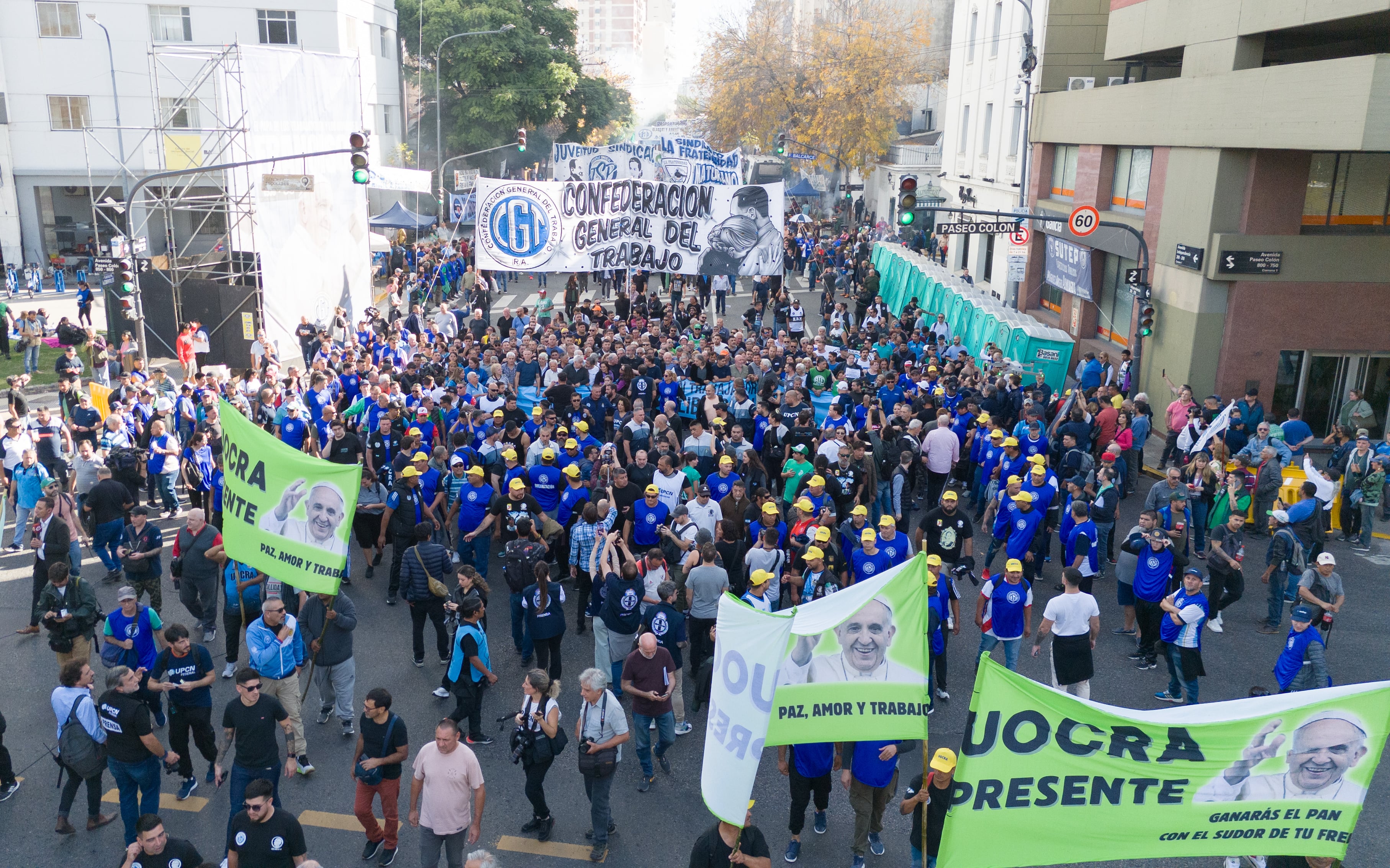 Los manifestantes llegan a la avenida Paseo Colón (Foto Jaime Olivos)