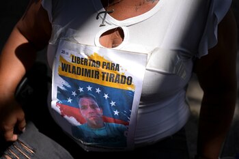 Una mujer lleva una camiseta