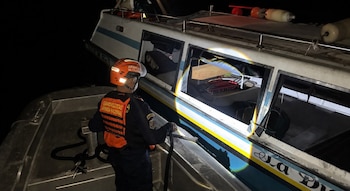 La nave fue localizada en la ruta marítima hacia el río Naya y luego fue remolcada hasta el muelle turístico de Buenaventura - crédito Armada