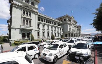 La protesta de taxistas ocurre después de una semana de bloqueos y manifestaciones de transportistas en distintos puntos del país.