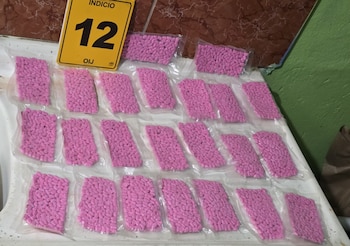 Durante el operativo, las autoridades decomisaron más de 2.300 pastillas tipo "Tikis", una prensadora de tabletas y diversas sustancias utilizadas para la elaboración y distribución de drogas sintéticas. Crédito: OIJ