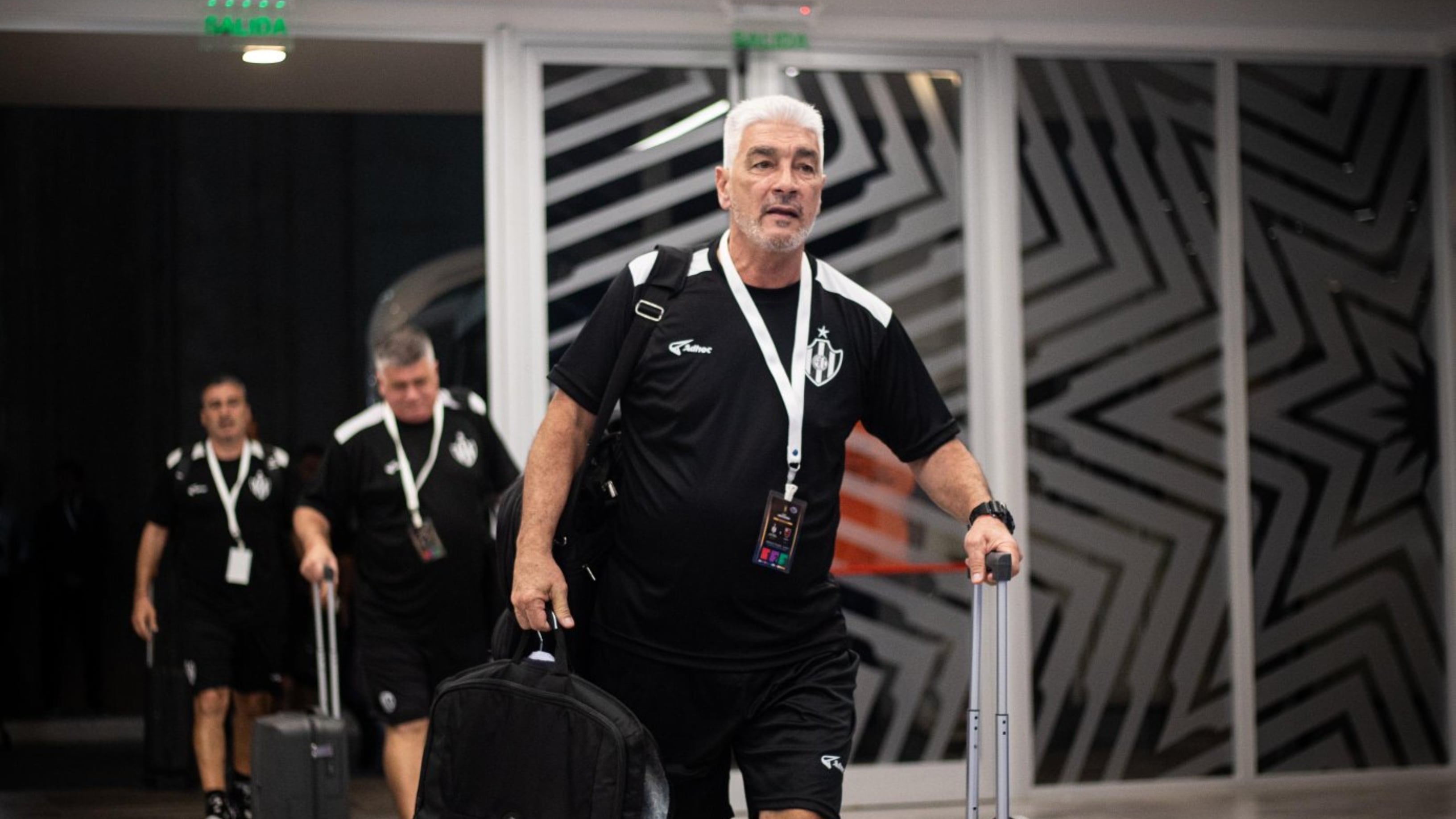 En la imagen, Omar de Felippe, DT de Central Córdoba y hermano de Walter de Felippe, que sufrió un ACV en pleno aeropuerto - crédito Central Córdoba