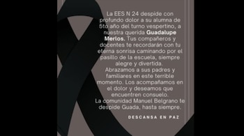 Fondo negro con un lazo de luto negro a la izquierda y texto blanco a la derecha. El texto es un mensaje de despedida para una alumna