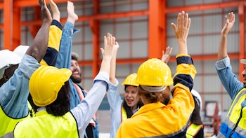 Vende su empresa manufacturera y