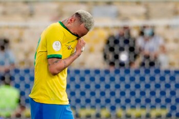 Neymar Jr de Brasil lamenta hoy la derrota contra Argentina, durante la final de la Copa América en el estadio Maracaná de Río de Janeiro (Brasil). EFE/Antonio Lacerda