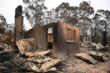 Los restos de una casa destruida por un incendio forestal en las afueras de Batemans Bay, Nueva Gales del Sur, el 2 de enero de 2020 (Foto de PETER PARKS / AFP/Archivo)