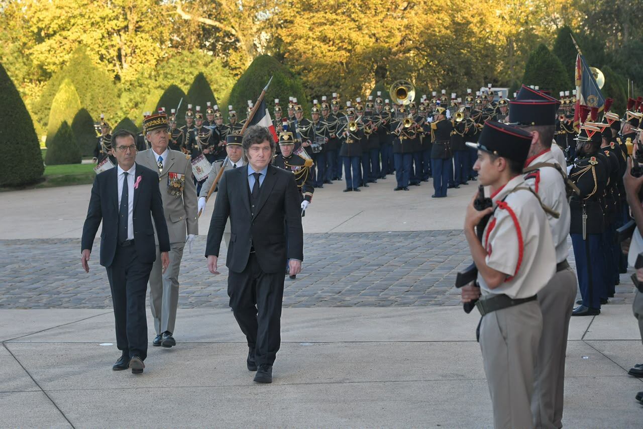 Milei ingresando hoy al Palacio Elíseo