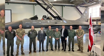 El ex ministro de Defensa Petri encabezó en Dinamarca la firma del acuerdo por la compra de 24 F-16