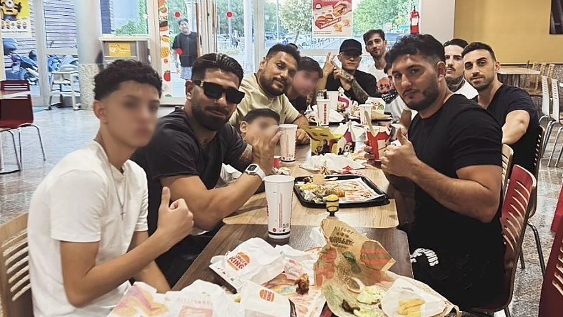 Ilia Topuria con su familia y amigos. (Redes sociales)