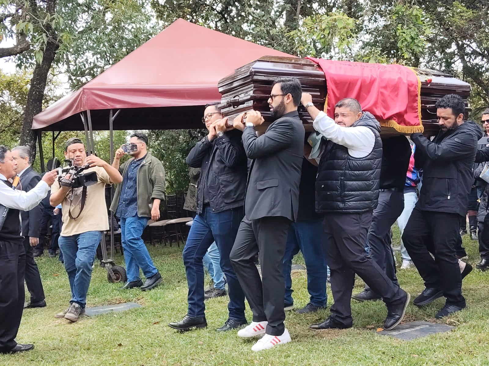 Guatemala: Familiares y amigos despiden a Juan Francisco Solórzano Foppa tras su asesinato en Campo Marte, el pasado sábado