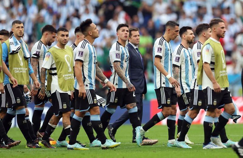 La derrota ante Arabia Saudita alimentó supersticiones entre los hinchas y llevó a que algunos señalaran a “Muchachos” como mufa (REUTERS/Carl Recine)