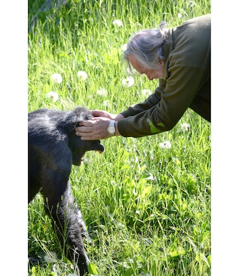 Tomy junto a su cuidador,
