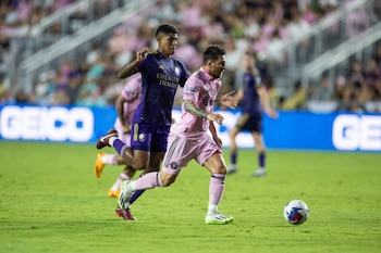 Wilder Cartagena marcando a Lionel Messi durante Orlando City vs Inter Miami.