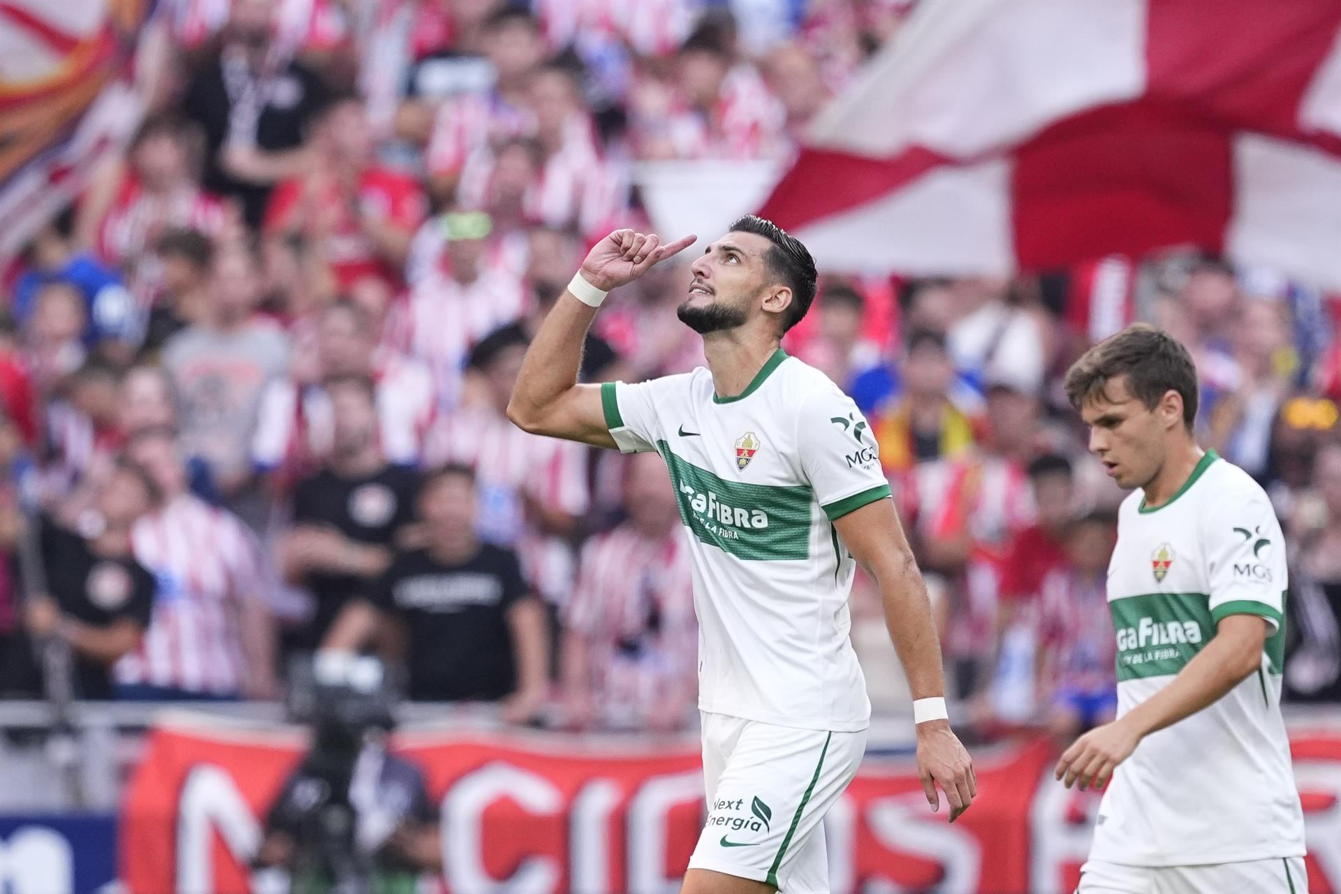El Elche pierde varios partidos al delantero Rafa Mir por una lesión muscular