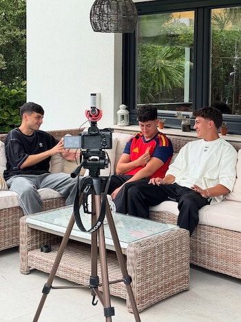 Los hermanos Ruiz en un video junto a Pedri