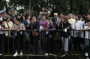 Fanáticos de José José siguieron el cortejo fúnebre por toda la ciudad (Foto: Infobae)