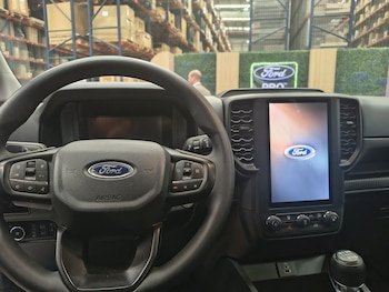 La conectividad en los vehículos Ford Pro usa una eSIM integrada de fábrica para transmitir datos en tiempo real sobre el estado y funcionamiento de cada unidad.