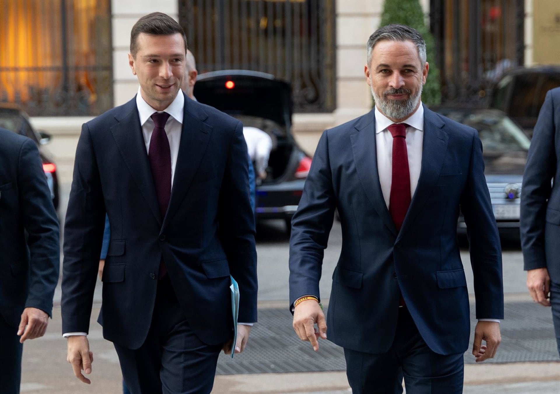 13/10/2026 El presidente de Agrupación Nacional (Rassemblement National) y del Grupo de los Patriotas por Europa en el Parlamento Europeo, Jordan Bardella, presentado por el presidente de Vox y de Patriotas, Santiago Abascal, durante un desayuno informativo de Nueva Economía Fórum, en el Real Casino Gran Círculo de Madrid, a 13 de octubre de 2026, en Madrid (España).POLITICA Eduardo Parra - Europa Press