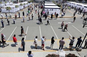 Decenas de personas aguardan para