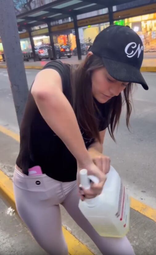 La modelo tuvo que cargar nafta con un bidón de emergencia que le consiguió una de sus hermanas, Pilar (Captura de video)