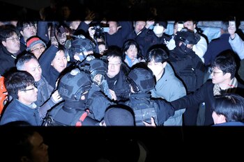 Miembros del ejército se abren