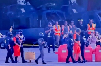 La entrega formal de “Macho Coca” se realizó en el Aeropuerto Internacional Juan Santamaría, donde agentes de la DEA asumieron su custodia (Cortesía)