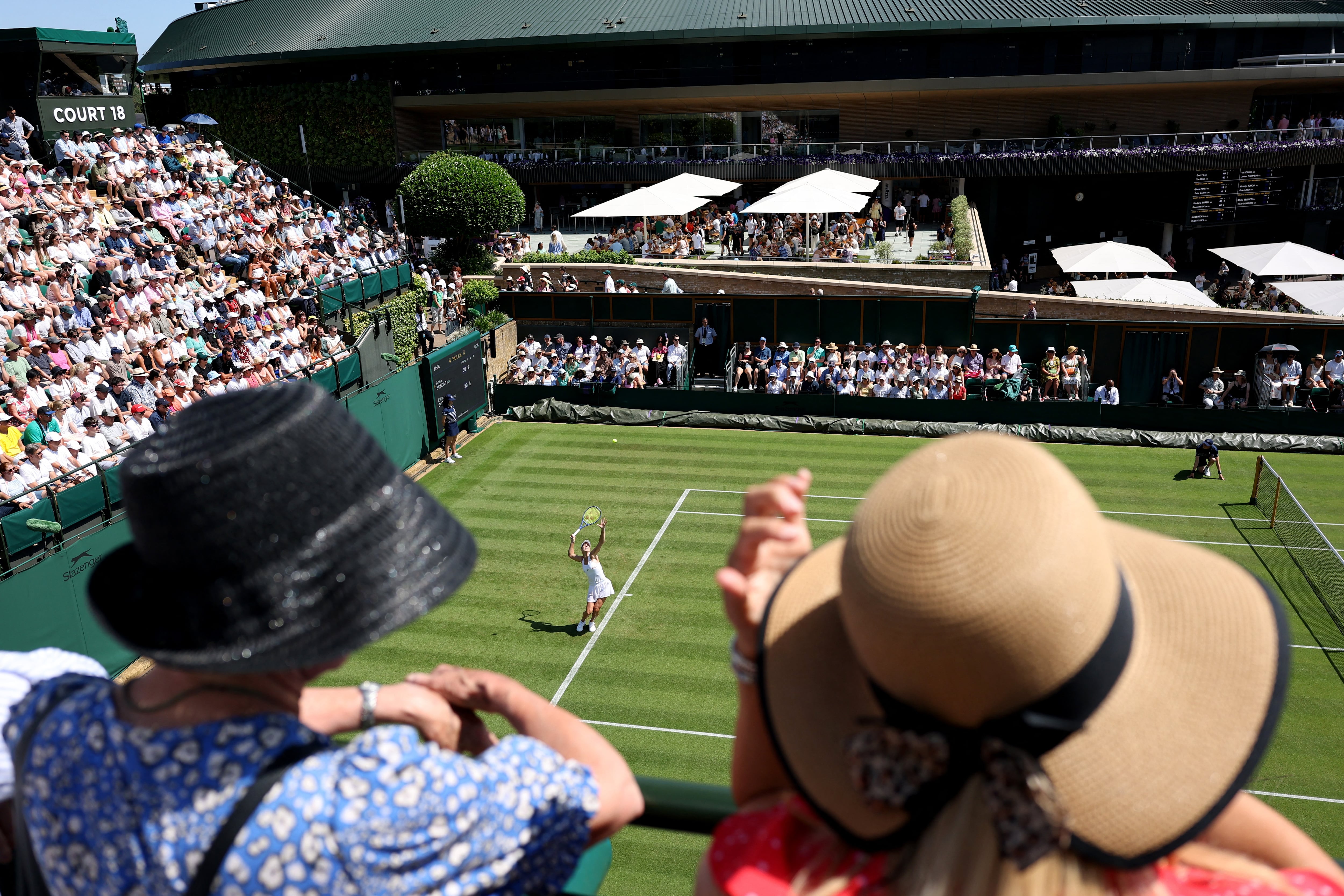 La selección de colores en torneos de tenis influye en el estado mental de los jugadores y refuerza la identidad visual del evento (REUTERS/Toby Melville)