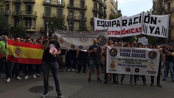 Protesta de policías y guardias civiles en Barcelona