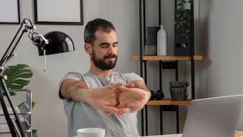 Los 7 mejores estiramientos para hacer si trabajas frente al ordenador, según la fisioterapia