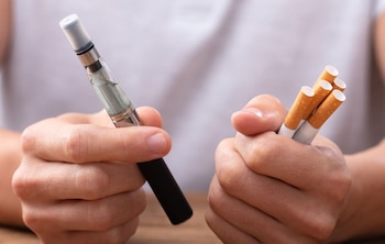 La prohibición de vapeadores en México ha impulsado el crecimiento del mercado negro y el comercio clandestino de dispositivos electrónicos, según organizaciones civiles