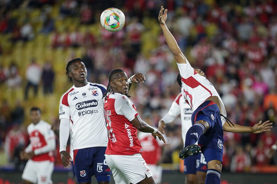 La final de ida del fútbol profesional colombiano se juega en el coliseo de la 57, en donde el equipo dirigido por Jorge Bava buscará sacar la diferencia con su gente - crédito Cristian Bayona / Colprensa