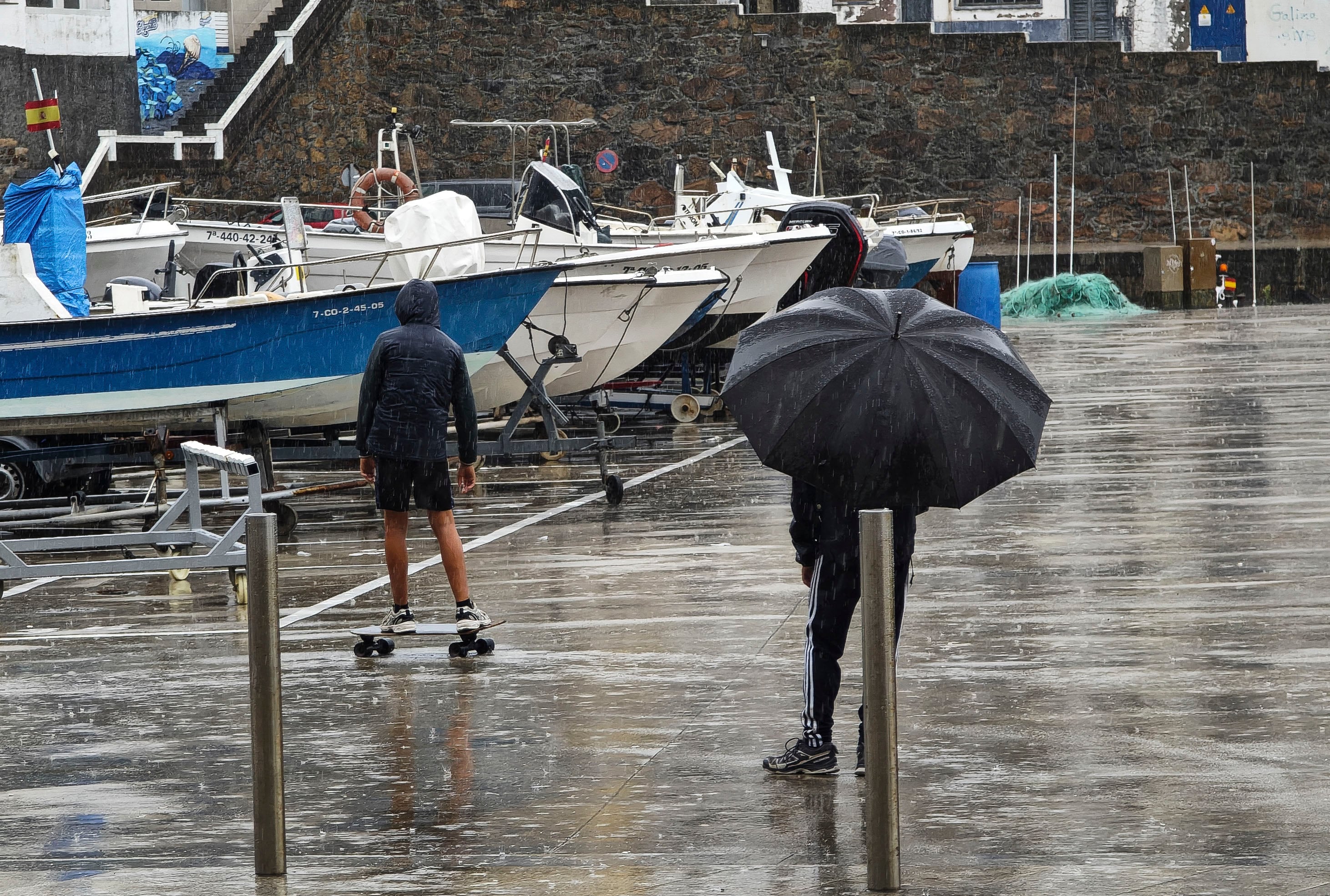 La Agencia Estatal de Meteorología (Aemet) ha elevado este miércoles a aviso naranja la zona oeste de A Coruña (Galicia) por peligro importante de lluvias. (EFE/Moncho Fuentes)