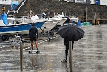 La Agencia Estatal de Meteorología (Aemet) ha elevado este miércoles a aviso naranja la zona oeste de A Coruña (Galicia) por peligro importante de lluvias. (EFE/Moncho Fuentes)