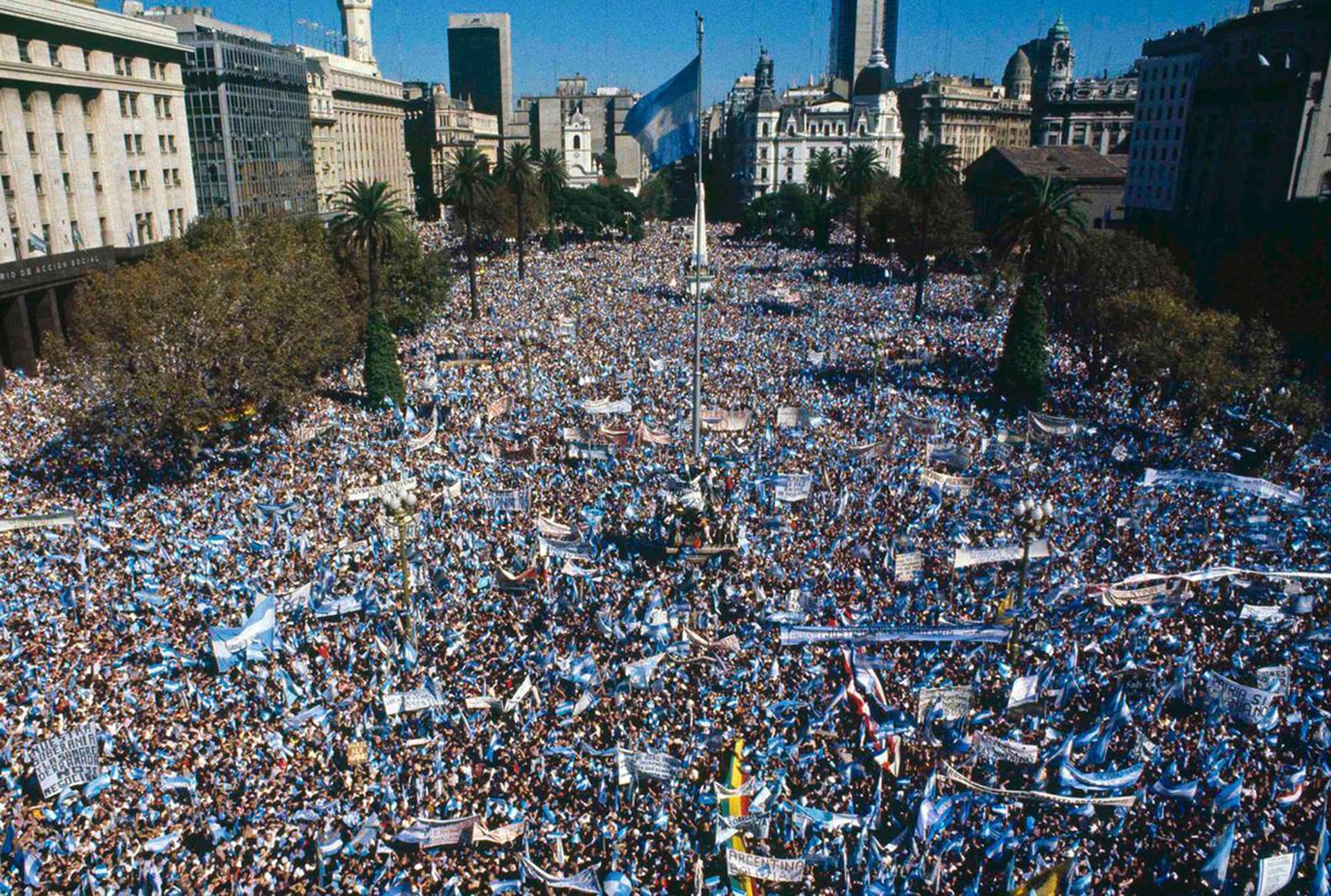 El gobierno militar argentino organizó una masiva campaña mediática para fortalecer la unidad nacional y potenciar el fervor patriótico. La Plaza de Mayo desbordaba ese 10 de abril de 1982 (AP)