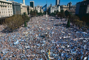 El gobierno militar argentino organizó una masiva campaña mediática para fortalecer la unidad nacional y potenciar el fervor patriótico. La Plaza de Mayo desbordaba ese 10 de abril de 1982 (AP)