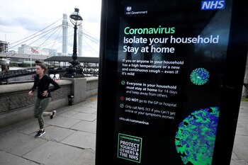 Una mujer pasa junto a