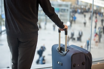 Un hombre con su maleta en el aeropuerto (Magnific)