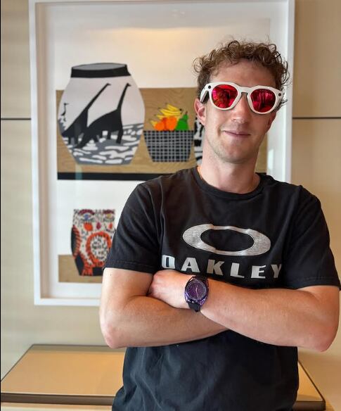 Mientras presentaba avances en inteligencia artificial, Zuckerberg lució una obra mecánica de titanio y oro blanco - crédito @zuck/Infobae