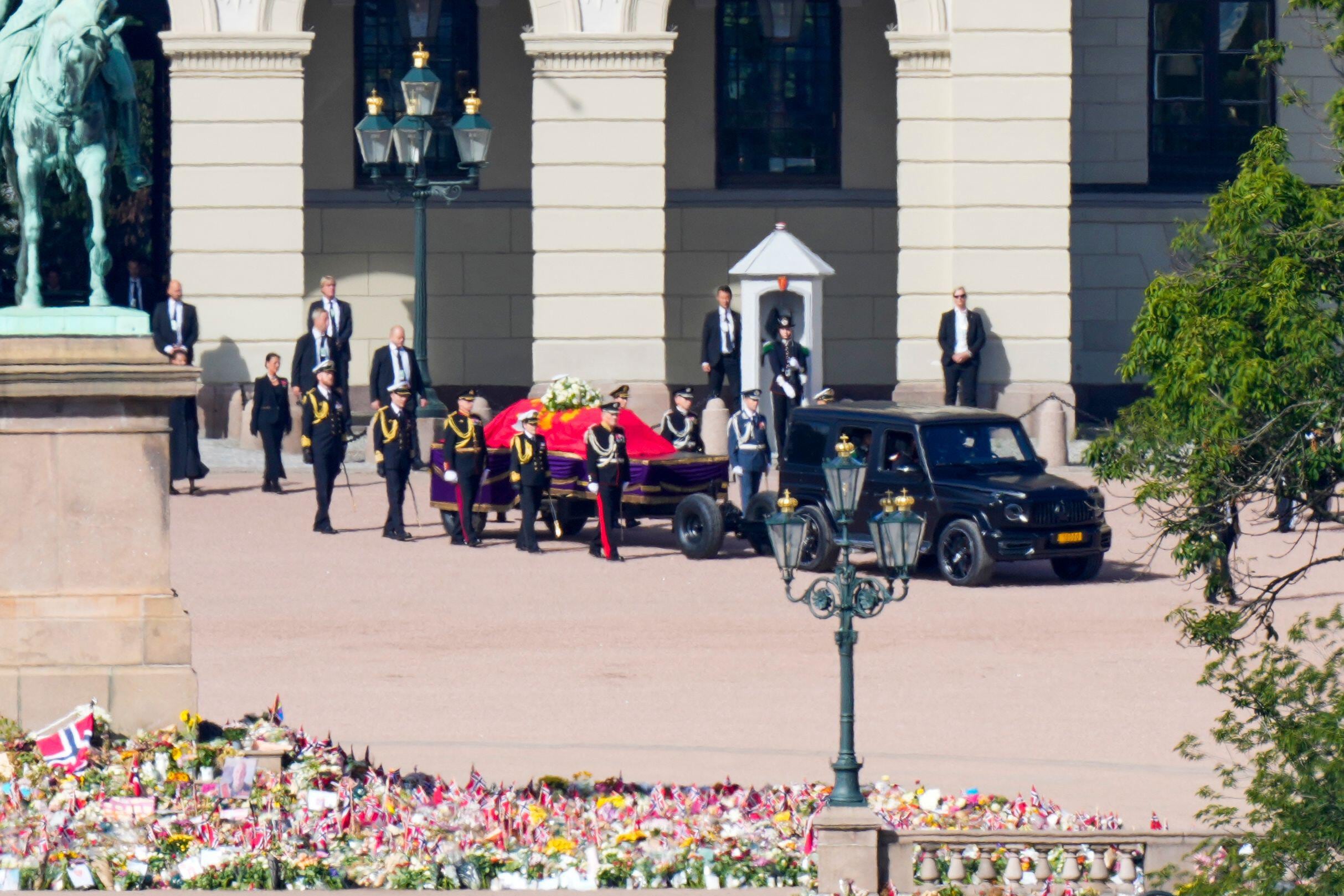 El féretro del rey Harald V es trasladado desde el Palacio Real hasta la Catedral de Oslo este miércoles