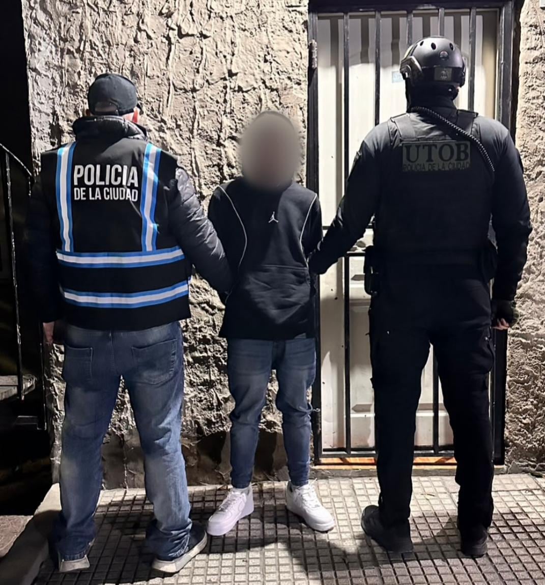 Efectivos de la Policía de la Ciudad detienen a un menor/Imagen ilustrativa