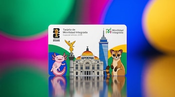 Tarjeta de Movilidad Integrada edición Mundial 2026 en primer plano, con ilustraciones del Ángel de la Independencia, Bellas Artes, Torre Latinoamericana, ajolote y cacomixtle.