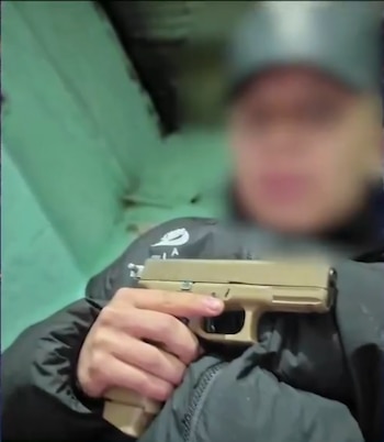 Investigan a jóvenes que se mostraban con armas en redes sociales en Uruguay (Captura Telemundo/Canal 12)
