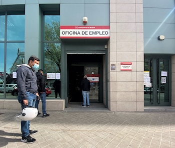 29/03/2021 Varias personas esperan en