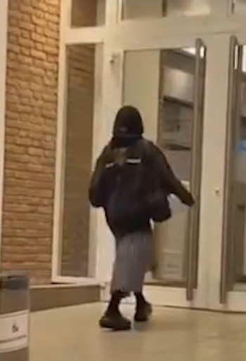 Un video emitido por Infama mostró el ingreso de la joven por la puerta principal del centro médico