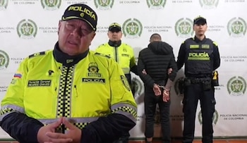 El arresto se llevó a cabo después de que los agentes confirmaran que el hombre implicado no cumplía la prisión domiciliaria, durante la atención médica de una mujer involucrada en el altercado - crédito Policía Nacional