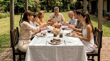 Una familia comparte una comida