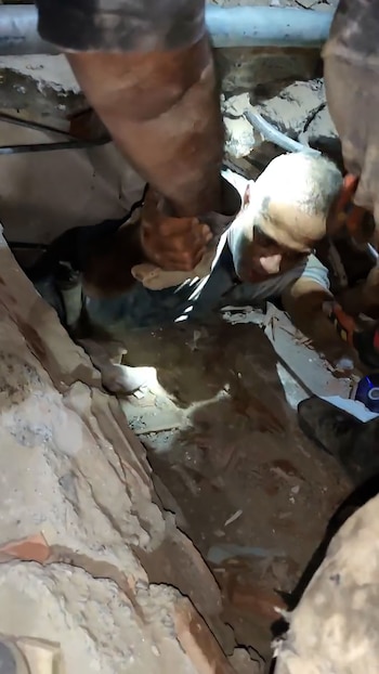 El rescate de dos hombres tras más de 30 horas bajo los escombros en Venezuela capturas